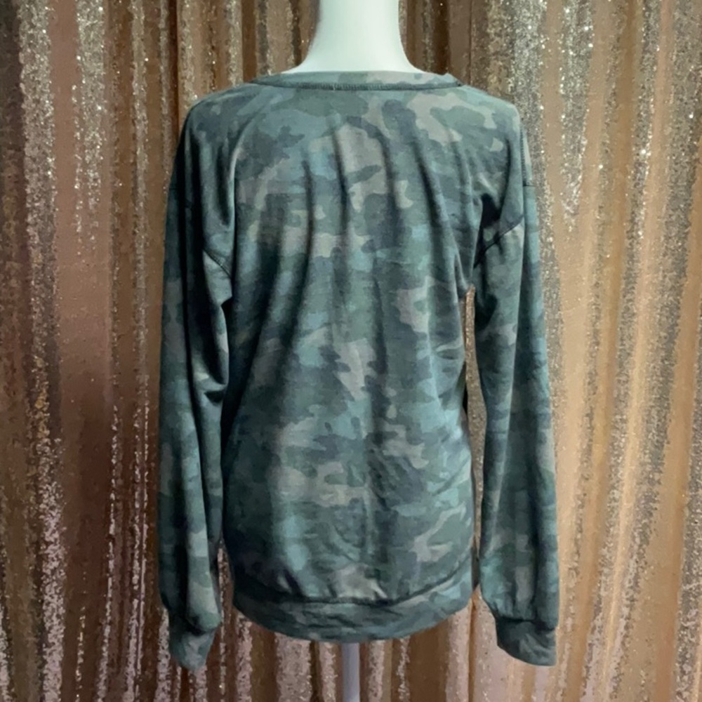 Camo Side Snaps Weekender Top - Picture 9 of 12